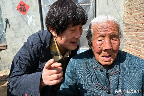 102岁奶奶太”豪横”!喝酒吃肉还喝饮料,最爱逛街