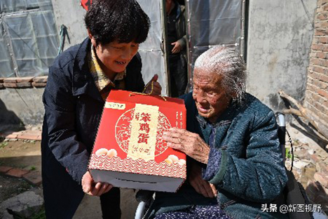 102岁奶奶太”豪横”!喝酒吃肉还喝饮料,最爱逛街
