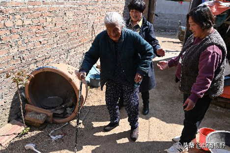 102岁奶奶太”豪横”!喝酒吃肉还喝饮料,最爱逛街