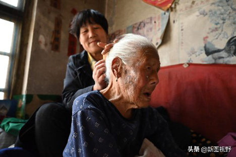 102岁奶奶太”豪横”!喝酒吃肉还喝饮料,最爱逛街