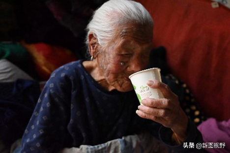 102岁奶奶太”豪横”!喝酒吃肉还喝饮料,最爱逛街