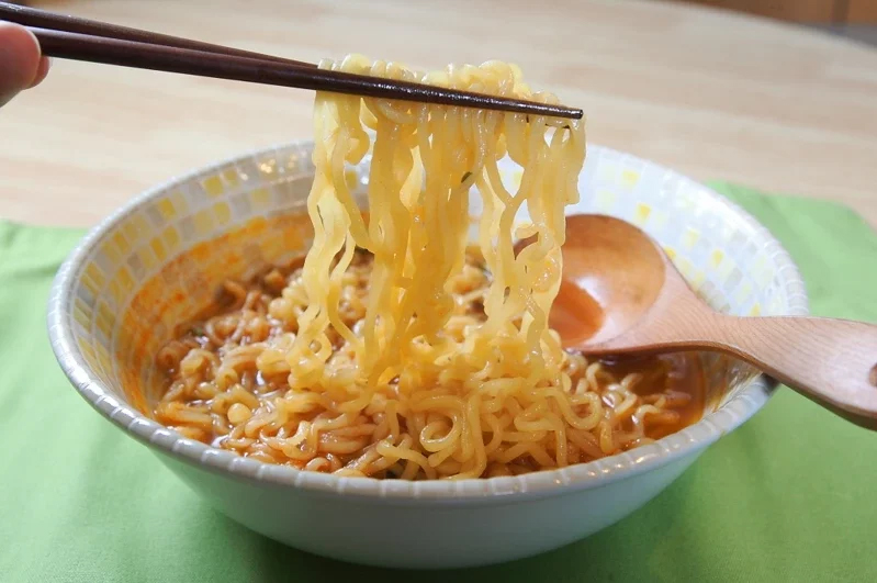 男吃泡面配这种饮料腹痛到晕倒 医师惊:不要命!