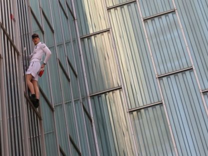 蜘蛛侠来了?英国男子徒手爬上120米高楼,结局是…